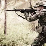 Armi e abbigliamento nel negozio softair