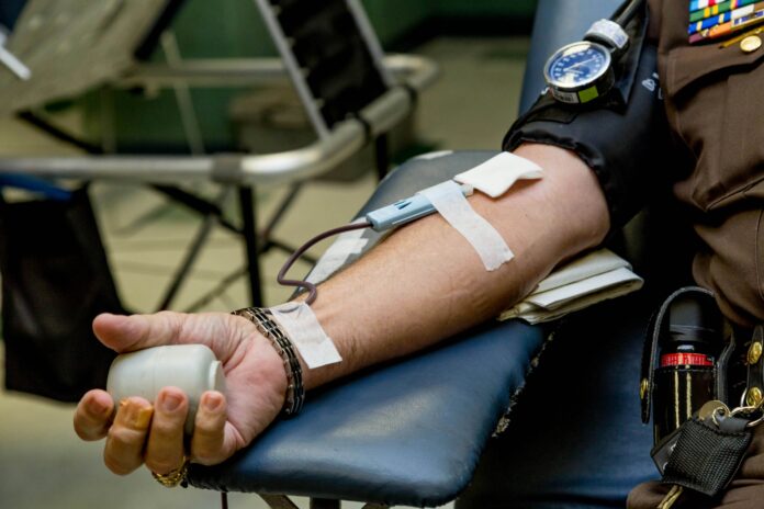 Una persona che dona il sangue